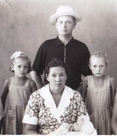 Семья младшей сестры: Даниил Максимович с женой Антониной Степановной Задковой и дочерьми Светланой (справа) и Лидией (слева)