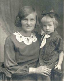 Жена Валя и дочка Нина 1942г.