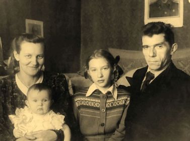 Семья 1953г. Жена, 2 дочки и Аркадий