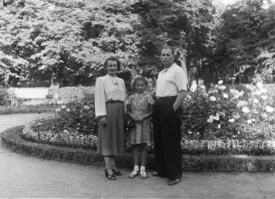Иван Степанович с женой и дочкой в Летнем саду в Ленинграде. 1954 г.