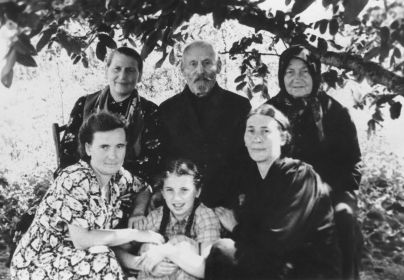 В нижнем ряду, слева - супруга и дочь. Вверху, крайняя справа - мать, Ефросинья Сафроновна, рядом с ней дядя, Пётр Сафронович.