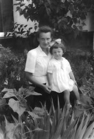 Супруга Лидия Ивановна с дочкой Галей. Измаил, конец 40-х гг.