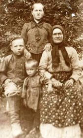 Шарова Анастасия Сергевна с детьми фронтовика Геннадием и Фаиной.На заднем плане стоит жена Павлина Петровна.