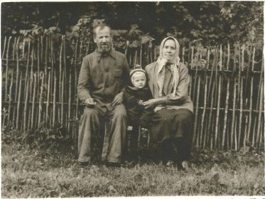 Мать и отец(георгиевский ковалер) солдата. Фото 1955 года