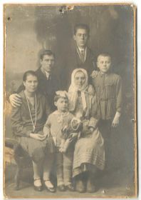 здесь Алексею 11 лет. На фото два дяди, невестка, двоюродная сестра(умерла от голода в блокадном Ленинграде 12 марта 1942г) и бабушка.