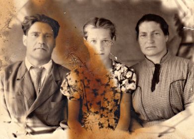 Василий Ильич Перепалов с женой Ириной Федоровной и дочерью Людмилой.