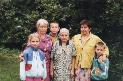 Двоюродные сестры Наталья и Марии, их племянница Татьяна, внуки сестер Маша (я), Саша и Леша