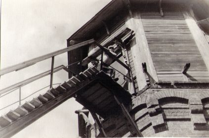 Толя Волков на водонапорной башне ст. Лухтонга