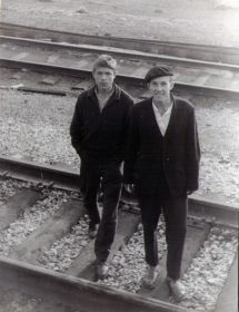 Толя Волков с приятелем перед армией. 1967 год.