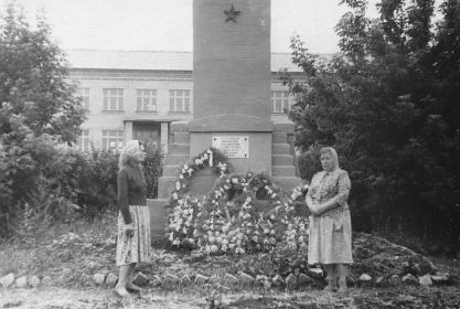 Жена Клавдия и сестра Антонина на могиле Кистерева П.И. 1963 г.