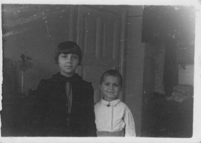 Дочь Римма и сын Альберт. 1940 г.