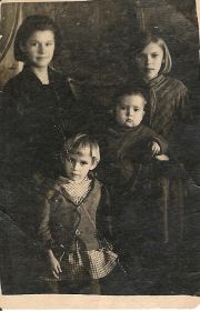Дети - старшая - Лидия, Марина - справа вверху, Ольга (внизу) и Александр - младший