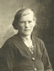 Моя мама Лидия Александровна Бобрикова (Трошанова) в конце 1938 г. (Беременная мной)