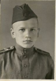 Сын Бобрикова Викторина Петровича - Геннадий во время учебы в ХАПУ.