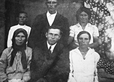 семья Овилкина П.М. Первая слева мать Овилкина Ульяна Тарасовна. Фото сделано в день ухода на фронт.