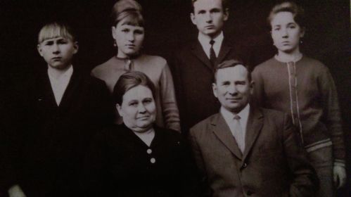 дети: (слева) Анатолий, Любовь, Геннадий, Надежда и Мария Ефимовна, Степан Михайлович.