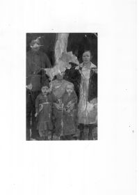 в центре фото - Осколкова Пелагея Афанасьевна - мать Ивана Васильевича, Осколков Яков Васильевич- родной брат Ивана.