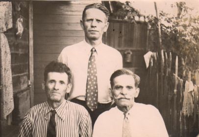 Братья Котеняткины Пётр, Павел и Пётр (стоит) в августе 1958 года.