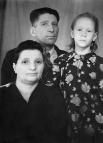 слева - Вислогузовы Анастасия Семеновна и Иван Иванович ( близкие друзья - соседи по общежитию ) и старшая дочь Надежда