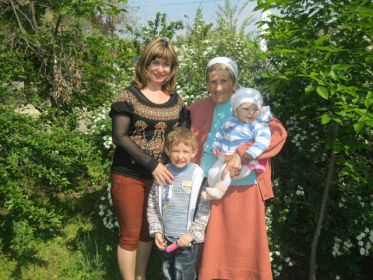 Бабушка Таисия с внучкой и правнуками