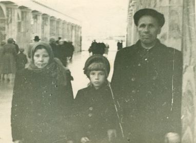 Григорий Васильевич с женой и дочкой