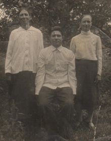 Сёстры Прасковья, Анастасия и младший брат Михаил. Фото 30-х годов ХХ века.
