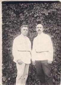 Отец Комиссарова Д.Д. (слева)