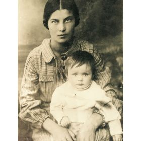 Первая жена Евгения Антонина с их совместной дочерью Беллой.