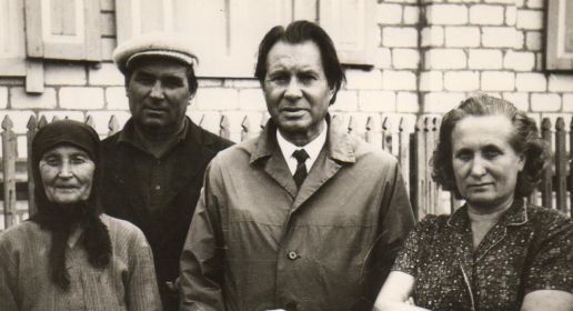 Попов М. Ф. с тётей, дядей и двоюродной сестрой Валентиной в 1976 году