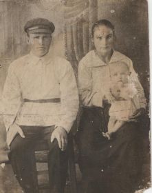 Григорий Дмитриевич с женой Матреной Павловной и старшим сыном Василием