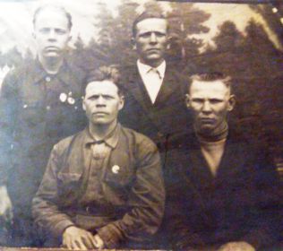 Павел Сидорович (в белой рубашке) и Андрей Иосифович (до войны), 2-й ряд.