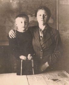 Спирина М.И. (жена) с сыном Сашей, 1950 г.
