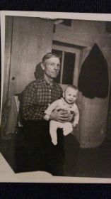 Дед держит меня на руках, 1972 год. 