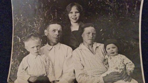 Василий Иванович с семьёй: жена Наталья Дмитриевна, сын, дочери, 1950год