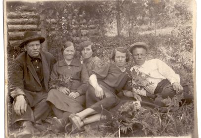 Бабушка Пелагея Гавриловна и дедушка Василий Кузьмич-справа