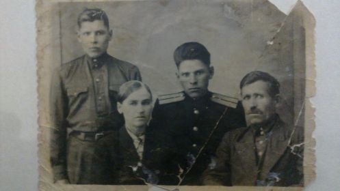 Урусов А.А. с родителями и братом Григорием сразу после войны