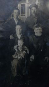 справа на фото стоит отец Урусова А.А. Урусов Антон Григорьевич, на стуле - его отец Григорий, остальных пока не знаю