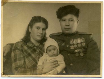 Дед с женой Хлестуновой Евгенией Васильевной и моей мамой Валентиной 1948 год