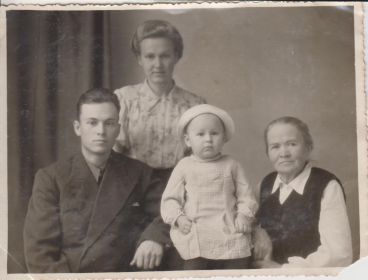 Отец, его жена Варвара, их дочь Таня и мать отца Татьяна Николаевна
