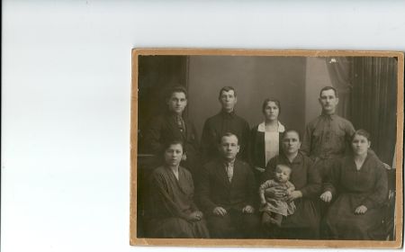 Со своей женой,сыном,матерью,сестрами и братом .1927 год.