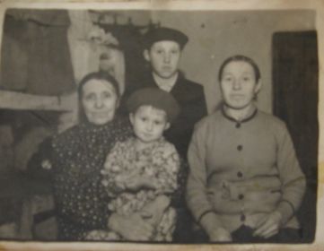 На фото:   с лева сестра Александра Акимовна, с ней  дочь Нина;  с права  мать Анна Ануфриевна; в середине сын Василий.