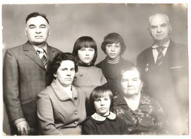 С семьей старшего сына Геннадия 1975 год