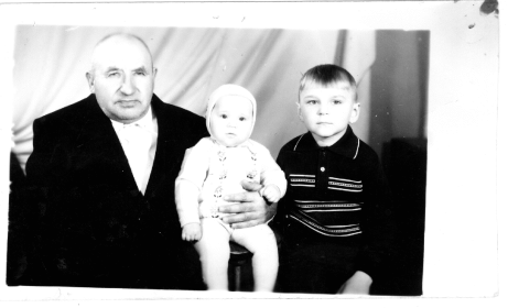 Каин Григорий Кондратьевич с правнуками 1982 год
