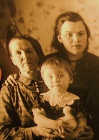 Мать Анна Ивановна с внучкой Нелечкой на руках и дочь-сестра Николая Петровича Лариса