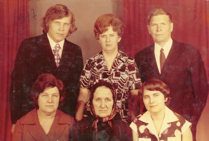 1977г - родители, мы с сестрой, зять - Богатов, бабушка Анастасия Андреевна