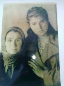 Жена деда,моя бабушка-Варвара Даниловна с их средней дочерью Тамарой