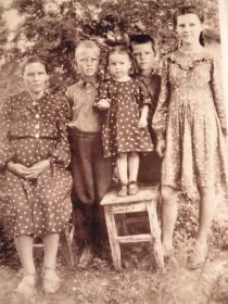 Слева направо - жена Орлова Федосия Григорьевна, сын Анатолий, дочь Лилия, сын Владимир, дочь Нина. 1952 год.