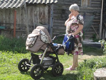 Ковалева Ольга Геннадьевна-племянница с внуком в деревне БОР