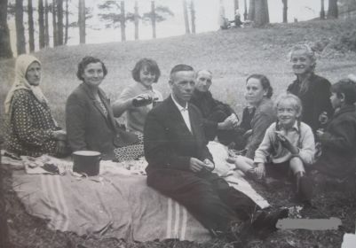 Всей семьёй в пионерский лагерь навестить младших