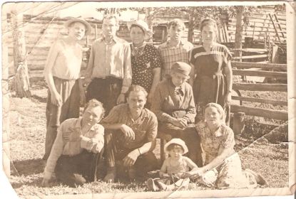 Кулаков Виктор Андриянович (первый слева снизу) с семьёй в 1960 годах прошлого века.